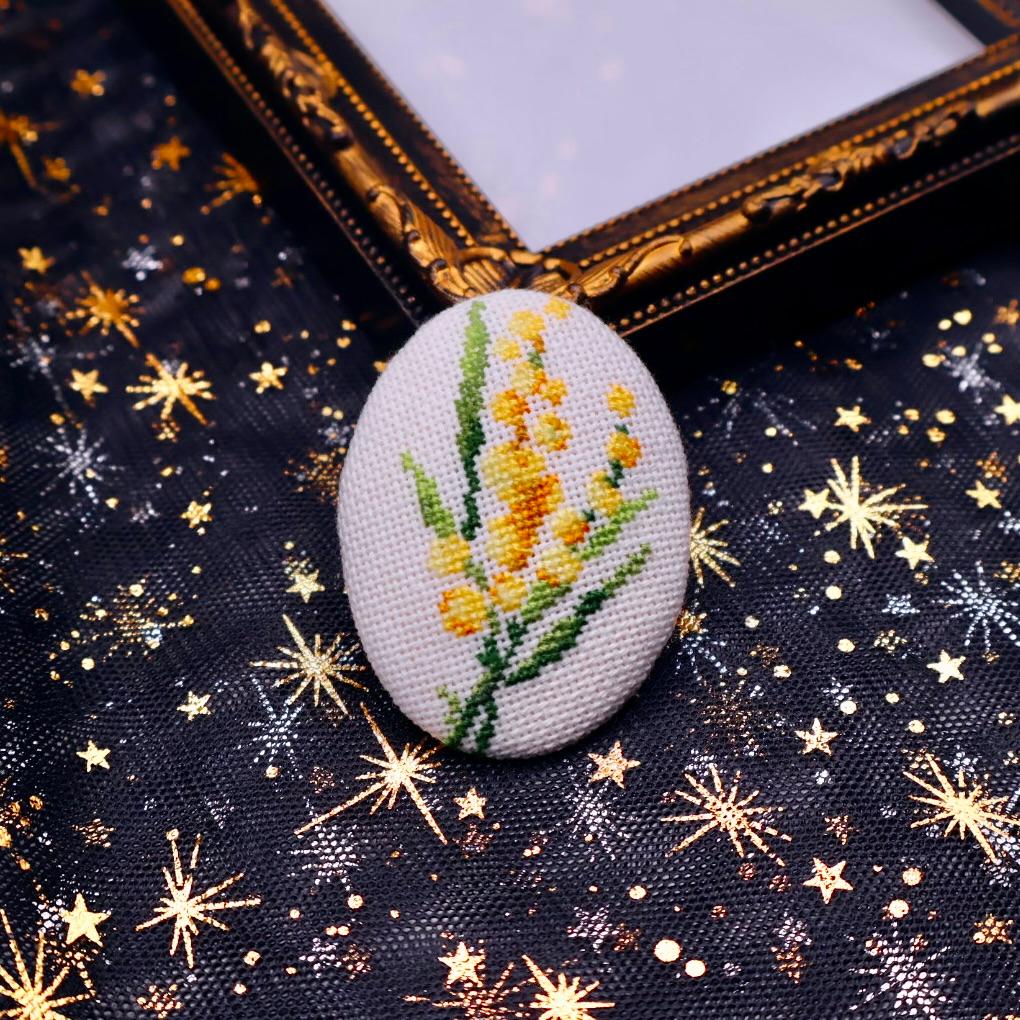 4月のブローチ ミモザの花 クロスステッチ刺繍1枚目の画像